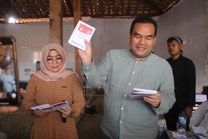 Bupati Blora Arief Rohman datang ke TPS Bupati Blora Arief Rohman datang ke TPS