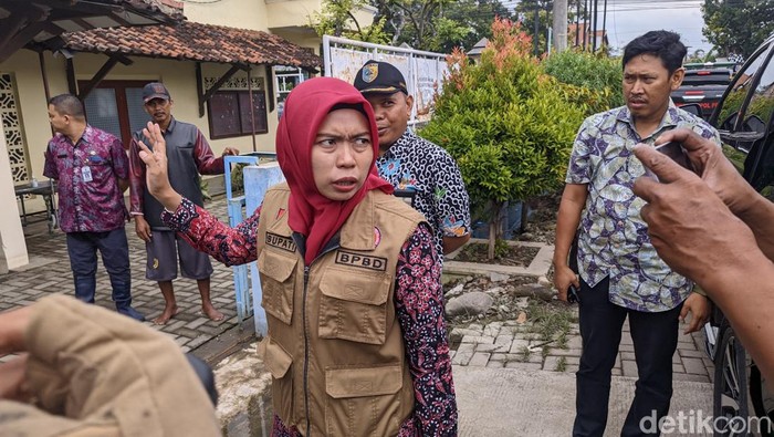 Bupati Demak, Eistianah, usai memberikan bantuan ke warga terdampak banjir di Kantor Kelurahan Bintoro, Demak, Kamis (21/3/2024).