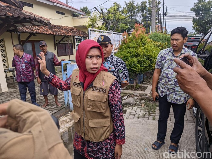 Bupati Demak, Eistianah, usai memberikan bantuan ke warga terdampak banjir di Kantor Kelurahan Bintoro, Demak, Kamis (21/3/2024).
