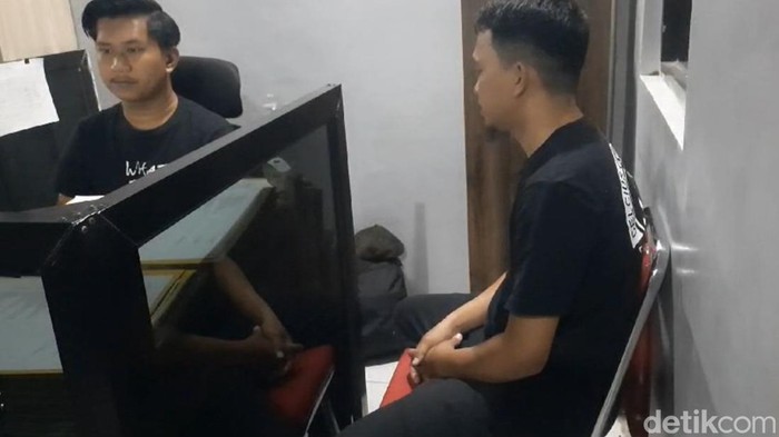 Caleg inisial S saat menjalani pemeriksaan di Polres Pinrang terkait penipuan promo tukar tambah mobil.