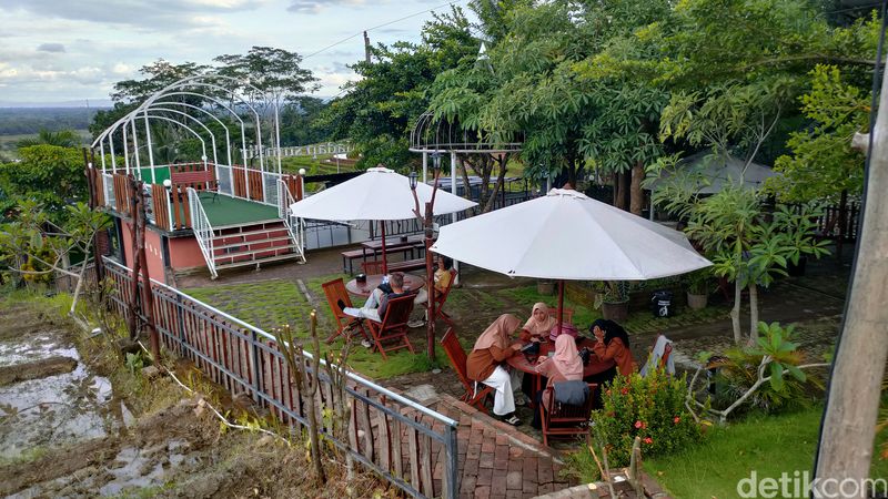 Cendol dawet sambal goreng di Rumah Makan Dadap Sumilir, Pendoworejo, Girimulyo, Kabupaten Kulon Progo, Rabu (20/3/2024).