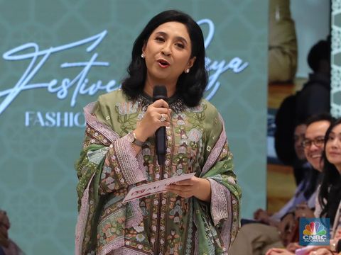 Chairwoman Metro Department Store, Anita Ratnasari Tanjung memberikan sambutan dalam acara METRO Festive Raya Fashion Show di Plaza Senayan, Jakarta, Kamis (21/3/2024). (CNBC Indonesia/Faisal Rahman)