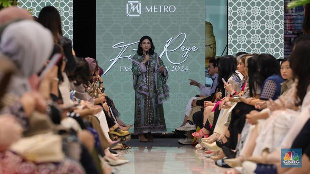 Chairwoman Metro Department Store, Anita Ratnasari Tanjung memberikan sambutan dalam acara METRO Festive Raya Fashion Show di Plaza Senayan, Jakarta, Kamis (21/3/2024). (CNBC Indonesia/Faisal Rahman)