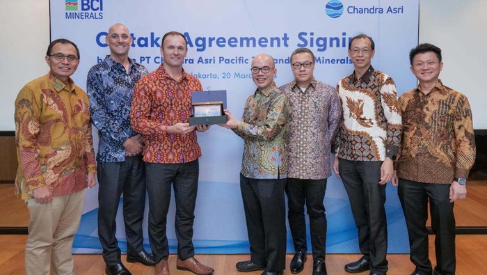 PT Chandra Asri Pacific Tbk menandatangani kerja sama dengan BCI Minerals. Kerja sama ini untuk pembelian garam dari Proyek Mardie Salt BCI.