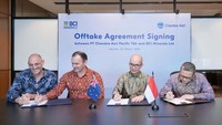 (Ka-ki) Steve Fewster, Chief Financial Officer BCI Minerals - David Boshoff, Managing Director BCI Minerals - Andre Khor, Chief Financial Officer Chandra Asri Group - dan Ruly Aryawan, Supply Chain Director Chandra Asri Group menandatangani perjanjian Offtake untuk pembelian garam dari Proyek Mardie Salt BCI selama tiga tahun di Jakarta. Chandra Asri memiliki hak untuk memperpanjang masa berlaku selama 3 tahun berikutnya dengan syarat tertentu.