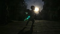 Pada tanggal 20-21 Maret 2024, terjadi fenomena Equinox di dunia. Menurut Badan Meteorologi, Klimatologi, dan Geofisika (BMKG), Equinox adalah fenomena yang terjadi ketika posisi Matahari berada tepat di khatulistiwa atau ekuator, secara periodik Equinox berlangsung dua kali setahun, yaitu pada bulan Maret dan September, hal tersebut menyebabkan wilayah tropis sekitar ekuator akan mendapatkan penyinaran matahari maksimum, dan mengakibatkan peningkatan suhu udara secara drastis. (ANTARA FOTO/Yulius Satria Wijaya)