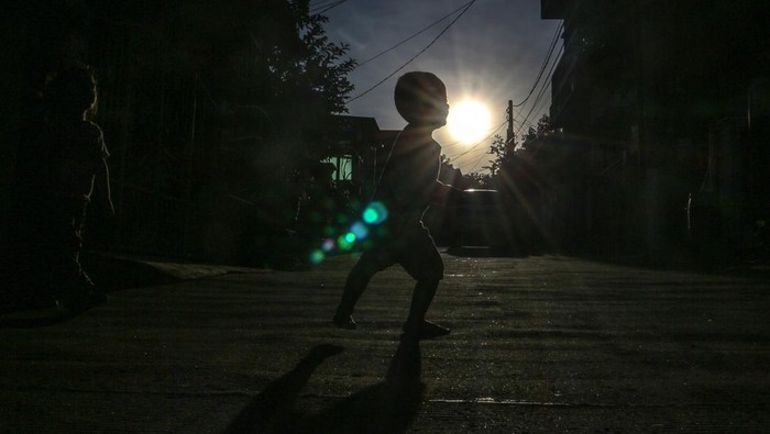 Cuaca Terik di Depok Imbas Fenomena Equinox Dua anak bermain dengan latar belakang matahari bersinar saat fenomena EquinoxΒ di Depok, Jawa Barat, Kamis (21/3/2024). Menurut Badan Meteorologi, Klimatologi, dan Geofisika (BMKG), Equinox adalah fenomena yang terjadi ketika posisi Matahari berada tepat di khatulistiwa atau ekuator, secara periodik Equinox berlangsung dua kali setahun, yaitu pada bulan Maret dan September, hal tersebut menyebabkan wilayah tropis sekitar ekuator akan mendapatkan penyinaran matahari maksimum, dan mengakibatkan peningkatan suhu udara secara drastis. ANTARA FOTO/Yulius Satria Wijaya/Spt.