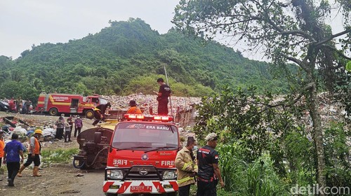 Damkar Klungkung saat memadamkan kebakaran sampah di TPA Sente Klungkung, Kamis (21/3/2024). (Putu Krista/detikBali)