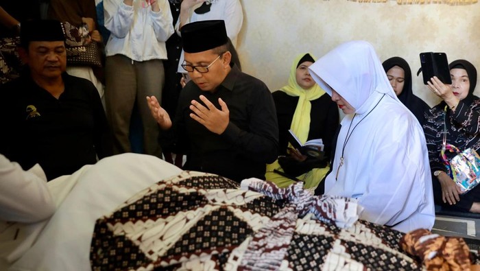 Danny Pomanto dan istri melayat ke rumah duka alm Donny Kesuma.