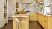 Kamu juga bisa menggunakan warna kuning pada bagian bawah meja dapur seperti ini. Foto: EMILY FOLLOWILL PHOTOGRAPHY FOR CARTER KAY INTERIORS via Real Simple