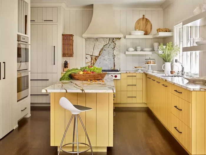 Dapur Warna kuning/ EMILY FOLLOWILL PHOTOGRAPHY FOR CARTER KAY INTERIORS via Real Simple