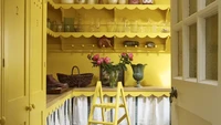 Kalau kamu pecinta kuning sejati, desain ini bisa menjadi pilihan kamu. Bagian tembok, meja, bahkan kabinet berwarna kuning. Foto: SIMON UPTON FOR SALVESEN GRAHA via Real Simple