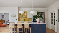 Menggunakan warna kuning pada backsplash juga bisa menjadi pilihan untuk tampilan yang segar. Foto: CHRIS SNOOK FOR LIZZIE GREEN DESIGN via Real Simple