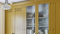 Kamu bisa menggunakan kabinet warna kuning agar memberikan kesan yang fresh. Warna ini cocok untuk dipadupadankan dengan warna lain, contohnya putih. Foto: KASIA FISZER FOR EMILIE FOURNET INTERIORS via Real Simple