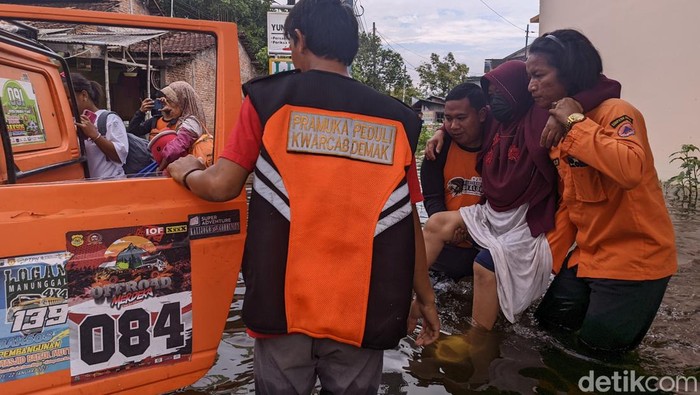 Proses evakuasi warga di Kampung Betokan, Kelurahan Bintoro, Demak, Kamis (21/3/2024).
