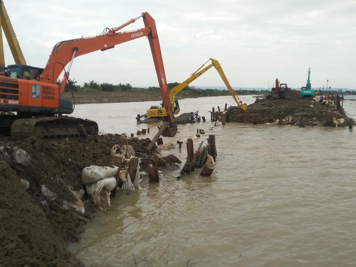 Progres terkini penutupan tanggul di Sungai Wulan, Demak, Kamis (21/3/2024).