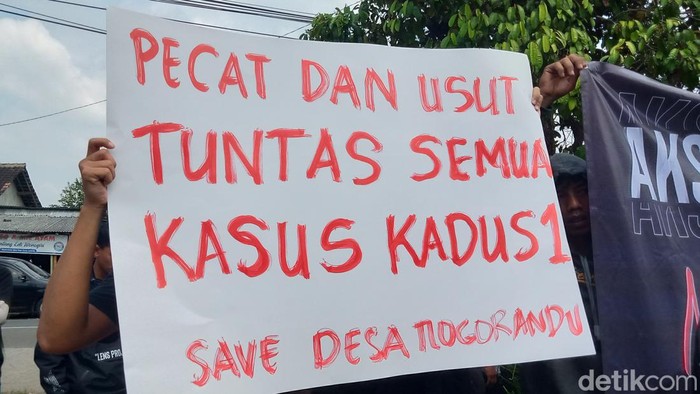 Warga Desa Tlogorandu, Kecamatan Juwiring, Klaten demo di kantor desa.