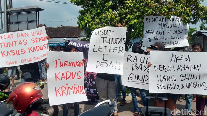 Warga Desa Tlogorandu, Kecamatan Juwiring, Klaten demo di kantor desa.