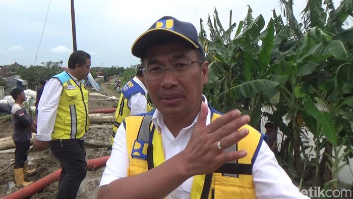 Direktur Bina Operasi dan Pemeliharaan Sumber Daya Air Muhammad Adek Rizaldi ditemui di sekitar tanggul Sungai Wulan Demak, Kamis (21/3/2024).