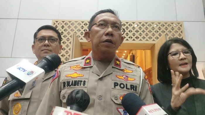 Direktur Penegakkan Hukum (Dirgakkum) Korlantas Polri Brigjen Raden Slamet (tengah)-(Dwi/detikcom)