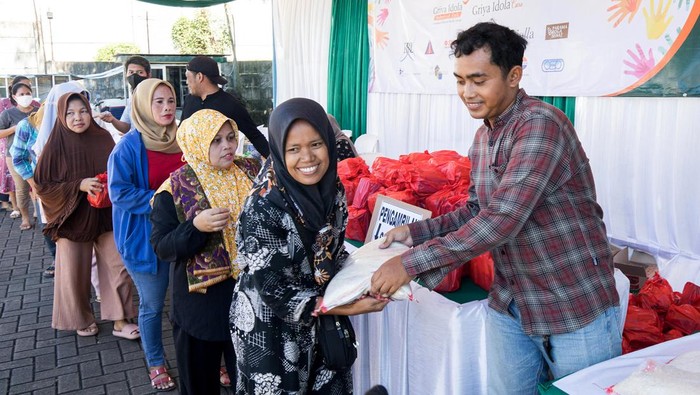 Donasi Paket Sembako untuk Warga yang Membutuhkan di Cikupa Sebagai wujud rasa syukur yang mendalam atas kesuksesan proyek-proyeknya, Griya Idola menggelar donasi berupa ribuan paket sembako untuk masyarakat sekitar yang membutuhkan.
