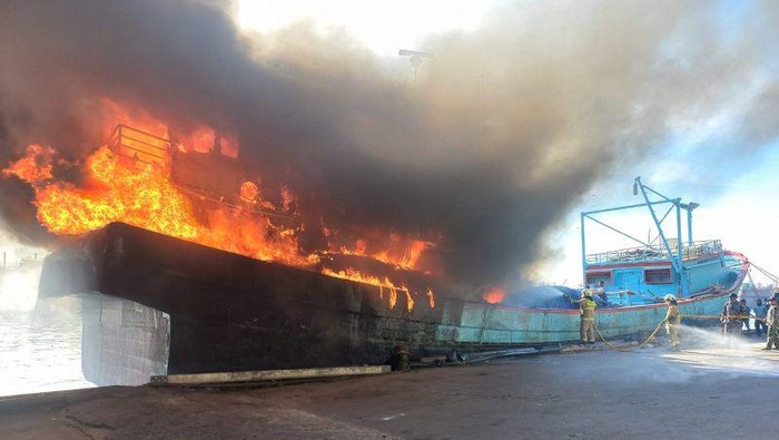 Dua unit kapal yang bersandar di Pelabuhan Muara Baru, Jakarta Utara, Rabu (20/3/2024) sore terbakar.