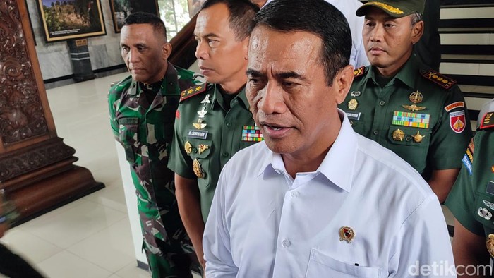 Menteri Pertanian Amran Sulaiman memberikan keterangan pers di Kodam IV/Diponergoro, Semarang, Kamis (21/3/2024).