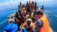 Personel Basarnas bersama TNI AL dan Polairud Polda Aceh mengevakuasi imigran etnis Rohingya yang terombang-ambing di perairan laut Meulaboh, Aceh Barat, Aceh, Kamis (21/3/2024).