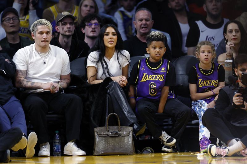 foto Kim Kardashian di Pertandingan Basket LOS ANGELES, CALIFORNIA - MARCH 16: Kim Kardashian and Saint West attend a basketball game between the Los Angeles Lakers and Golden State Warriors at Crypto.com Arena on March 16, 2024 in Los Angeles, California. NOTE TO USER: User expressly acknowledges and agrees that, by downloading and or using this photograph, User is consenting to the terms and conditions of the Getty Images License Agreement. (Photo by Kevork Djansezian/Getty Images)