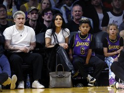 Gaya Kim Kardashian Taruh Tas Hermes Rp 626 Juta di Lantai, Netizen Geregetan