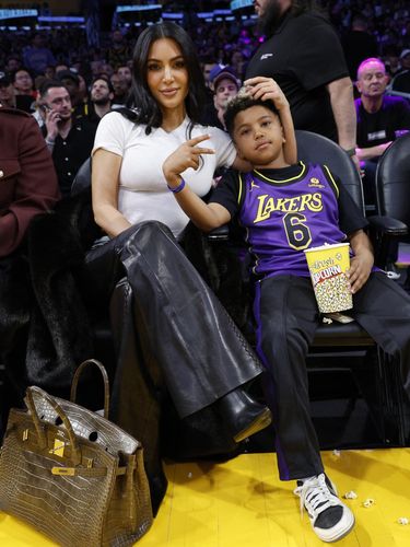 foto Kim Kardashian di Pertandingan Basket LOS ANGELES, CALIFORNIA - MARCH 16: Kim Kardashian and Saint West attend a basketball game between the Los Angeles Lakers and Golden State Warriors at Crypto.com Arena on March 16, 2024 in Los Angeles, California. NOTE TO USER: User expressly acknowledges and agrees that, by downloading and or using this photograph, User is consenting to the terms and conditions of the Getty Images License Agreement. (Photo by Kevork Djansezian/Getty Images)