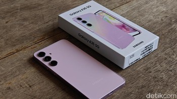 6. Samsung Galaxy A35 5G hadir dengan layar Super AMOLED 6,6 inci yang jernih dan refresh rate 120Hz. Didukung oleh prosesor Exynos 1380 yang efisien, performanya mantap untuk penggunaan sehari-hari dan gaming. Kamera utama 50MP dengan OIS menghasilkan foto yang tajam dan jernih, serta baterai 5000 mAh tahan lama dengan fast charging 25W. Foto: Adi Fida Rahman/detikINET