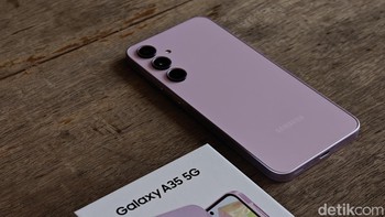 Baterainya berkapasitas 5.000 mAh dengan pengisian cepat 25W. Galaxy A35 menjalankan One UI 6.1 dengan Android 14, Samsung menjanjikan update sistem operasi 4 kali dan pembaruan keamanan 5 tahun. Foto: Adi Fida Rahman/detikINET
