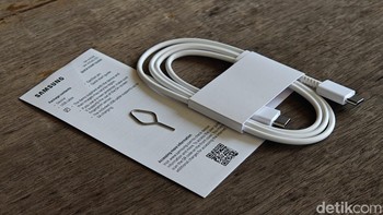 Menjadi ciri khas Samsung memberikan kabel data USB-C, SIM injector, petunjuk dan garansi. Foto: Adi Fida Rahman/detikINET