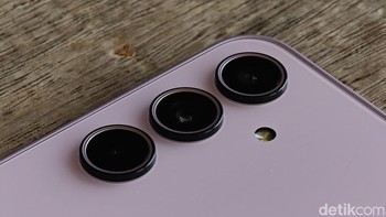 Samsung meningkatkan kamera utama Galaxy A35, dari 48 MP menjadi 50 MP yang dilengkapi OIS. Selain itu terdapat lensa ultra-wide 8 MP, makro 5 MP dan kamera selfie 13 MP. Foto: Adi Fida Rahman/detikINET