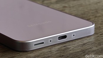 Bagian bawah terdapay port USB-C dan speaker. Foto: Adi Fida Rahman/detikINET