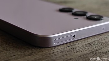Bagian atas terdapat SIM Card tray. Foto: Adi Fida Rahman/detikINET