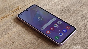 ayar HP ini berukuran 6,6 inch Super AMOLED dengan resolusi Full HD. HP ini punya referesh rate 120Hz dengan dukungan Vision Booster. Layar ini terlindungi kaca Gorilla Glass Victus Plus. Foto: Adi Fida Rahman/detikINET