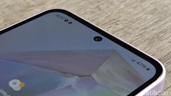 Bagian atasnya sudah mengadopsi punch hole Infinity O-display. Galaxy A34 masih pakai notch Infinity-V. Foto: Adi Fida Rahman/detikINET