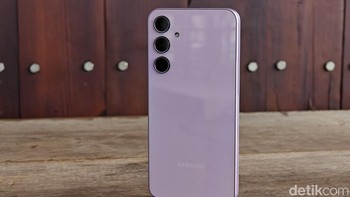 Bagian belakang memakai material kaca Gorilla Glass Victus Plus dengan frame plastik. Galaxy A35 membawa sertifikasi IP67 untuk ketahanan debu dan air.  Foto: Adi Fida Rahman/detikINET