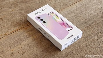 Ini kotak kemasan Galaxy A35 warna Lilac. Foto: Adi Fida Rahman/detikINET