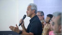 Ganjar lalu bercerita mendapat beberapa aduan terkait Pilpres 2024. Mulai dari money politik hingga adanya cerita intimidasi pada relawannya. 