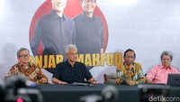 Capres Ganjar Pranowo bersama Cawapres Mahfud Md bersama tim hukum melakukan jumpa pers dengan awak media di Jalan Teuku Umar 9, Jakarta Pusat, Kamis (21/3/2024).