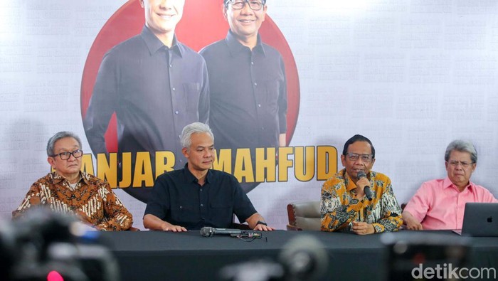 Ganjar-Mahfud Siap Ajukan Gugatan Hasil Pilpres ke MK Ganjar Pranowo dan Mahfud Md menggelar jumpa pers di Jakarta, Kamis (21/3). Mereka menyatakan siap mengajukan gugatan sengketa hasil Pilpres 2024 ke MK.