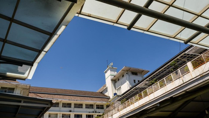 Gedung cagar budaya PLN di Bandung Suasana Gedung Kantor PLN Unit Induk Distribusi Jawa Barat di Jalan Cikapundung, Bandung, Jawa Barat, Kamis (21/3/2024). Gedung PLN Unit Induk Distribusi Jawa Barat yang dibangun pada tahun 1933 dan diarsiteki oleh C. P. W. Shoemaker tersebut termasuk dalam daftar cagar budaya dengan perawatan secara berkala untuk menjaga kelestarian gedung yang masih banyak menyimpan peninggalan zaman penjajahan Belanda. ANTARA FOTO/Raisan Al Farisi/Spt.