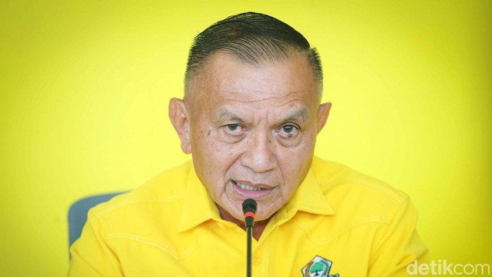 Sekjen Partai Golkar Lodewijk Freidrich Paulus (tengah) didampingi Wakil Ketua Umum Ahmad Doli Kurnia (kiri) dan Ketua Badan Pemenangan Pemilu (Bappilu) Maman Abdurrahman (kanan) menyampaikan pandangannya terkait hasil Pemilu 2024 di DPP Partai Golkar, Jakarta, Selasa (21/3/2024). Partai Golkar bersyukur atas pencapaian pilpres dan pileg dalam Pemilu 2024 serta berterimakasih kepada segenap masyarakat atas dukungannya dalam meningkatkan elektoral partai.