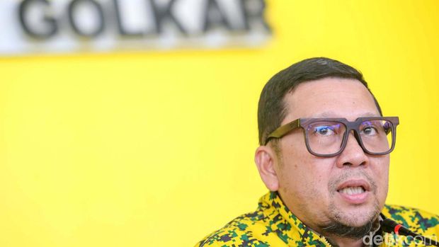 Sekjen Partai Golkar Lodewijk Freidrich Paulus (tengah) didampingi Wakil Ketua Umum Ahmad Doli Kurnia (kiri) dan Ketua Badan Pemenangan Pemilu (Bappilu) Maman Abdurrahman (kanan) menyampaikan pandangannya terkait hasil Pemilu 2024 di DPP Partai Golkar, Jakarta, Selasa (21/3/2024). Partai Golkar bersyukur atas pencapaian pilpres dan pileg dalam Pemilu 2024 serta berterimakasih kepada segenap masyarakat atas dukungannya dalam meningkatkan elektoral partai.