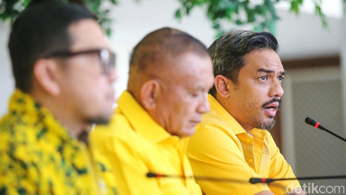 Golkar Tanggapi Hasil Pemilu 2024 Sekjen Partai Golkar Lodewijk Freidrich Paulus (tengah) didampingi Wakil Ketua Umum Ahmad Doli Kurnia (kiri) dan Ketua Badan Pemenangan Pemilu (Bappilu) Maman Abdurrahman (kanan) menyampaikan pandangannya terkait hasil Pemilu 2024 di DPP Partai Golkar, Jakarta, Selasa (21/3/2024). Partai Golkar bersyukur atas pencapaian pilpres dan pileg dalam Pemilu 2024 serta berterimakasih kepada segenap masyarakat atas dukungannya dalam meningkatkan elektoral partai.