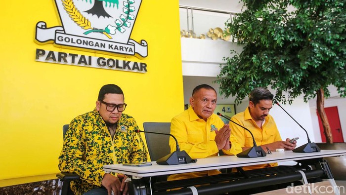 Golkar Tanggapi Hasil Pemilu 2024 Sekjen Partai Golkar Lodewijk Freidrich Paulus (tengah) didampingi Wakil Ketua Umum Ahmad Doli Kurnia (kiri) dan Ketua Badan Pemenangan Pemilu (Bappilu) Maman Abdurrahman (kanan) menyampaikan pandangannya terkait hasil Pemilu 2024 di DPP Partai Golkar, Jakarta, Selasa (21/3/2024). Partai Golkar bersyukur atas pencapaian pilpres dan pileg dalam Pemilu 2024 serta berterimakasih kepada segenap masyarakat atas dukungannya dalam meningkatkan elektoral partai.