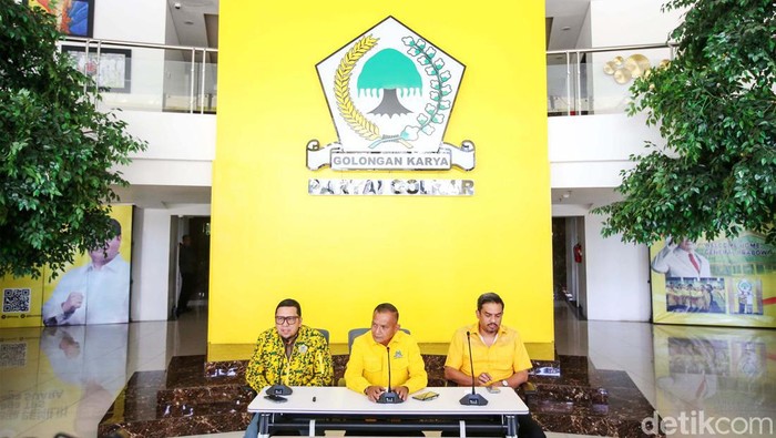 Golkar Tanggapi Hasil Pemilu 2024 Sekjen Partai Golkar Lodewijk Freidrich Paulus (tengah) didampingi Wakil Ketua Umum Ahmad Doli Kurnia (kiri) dan Ketua Badan Pemenangan Pemilu (Bappilu) Maman Abdurrahman (kanan) menyampaikan pandangannya terkait hasil Pemilu 2024 di DPP Partai Golkar, Jakarta, Selasa (21/3/2024). Partai Golkar bersyukur atas pencapaian pilpres dan pileg dalam Pemilu 2024 serta berterimakasih kepada segenap masyarakat atas dukungannya dalam meningkatkan elektoral partai.
